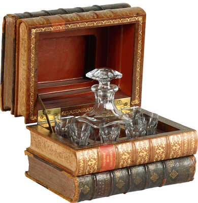 Ликерный бар, изящно скрытый в коробке, имитирующей стопку книг. Включает графин и шесть стопок их хрусталя фирмы «Баккара» 